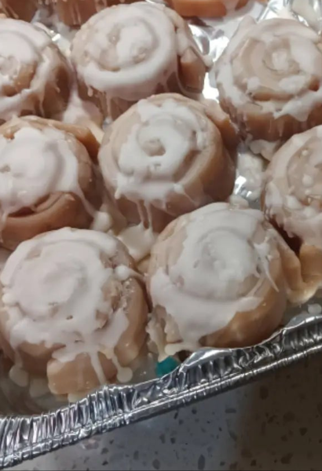 Small Cinnamon rolls (extra icing)wax melts